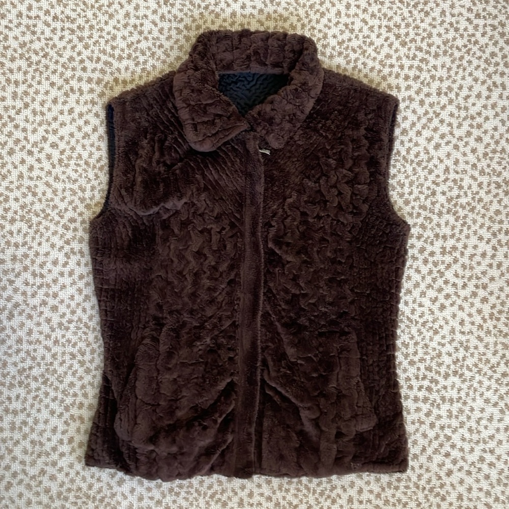 By quilted reversible vest
